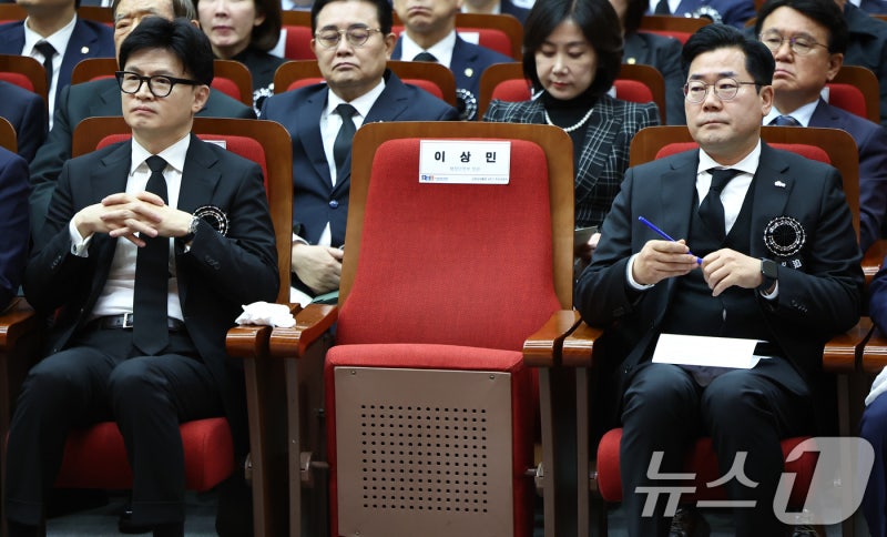 친한계 '언더73', <b>YS</b><b>기념관</b> 방문…"<b>민주</b>주의 무너트리는 폭력은 악마"