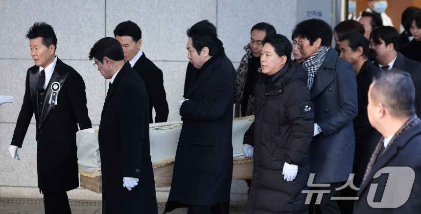 9일 오전 서울 종로구 서울대병원 장례식장에서 '국민 트로트 가수' 고(故) 송대관의 영결식이 엄수되고 있다. 고인은 지난 1967년 곡 '인정 많은 아저씨'로 데뷔했고, 이후 1975년 발표한 '해뜰날'을 시작으로