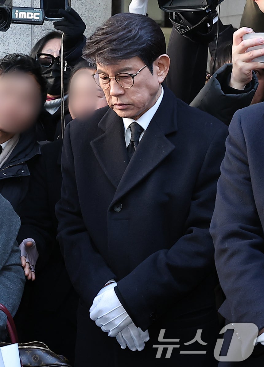 가수 설운도가 9일 오전 서울 종로구 서울대병원 장례식장에서 열린 '국민 트로트 가수' 고(故) 송대관의 영결식에 참석하고 있다. 고인은 지난 1967년 곡 '인정 많은 아저씨'로 데뷔했고, 이후 1975년 발표한 