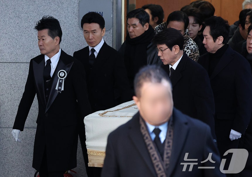9일 오전 서울 종로구 서울대병원 장례식장에서 '국민 트로트 가수' 고(故) 송대관의 영결식이 엄수되고 있다. 고인은 지난 1967년 곡 '인정 많은 아저씨'로 데뷔했고, 이후 1975년 발표한 '해뜰날'을 시작으로