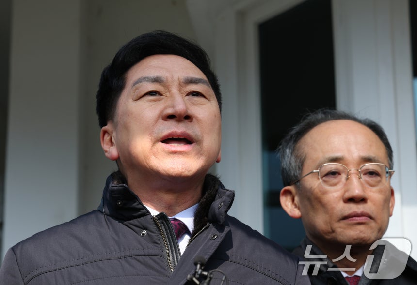 Kim Gi-hyeon, a member of the People Power Party, answers reporters' questions after meeting with President Yoon Suk-yeol at the Seoul Detention Center in Uiwang, Gyeonggi Province on the afternoon of the 10th. 2025.2.10/News1 ⓒ News1 Kim Yeong-un