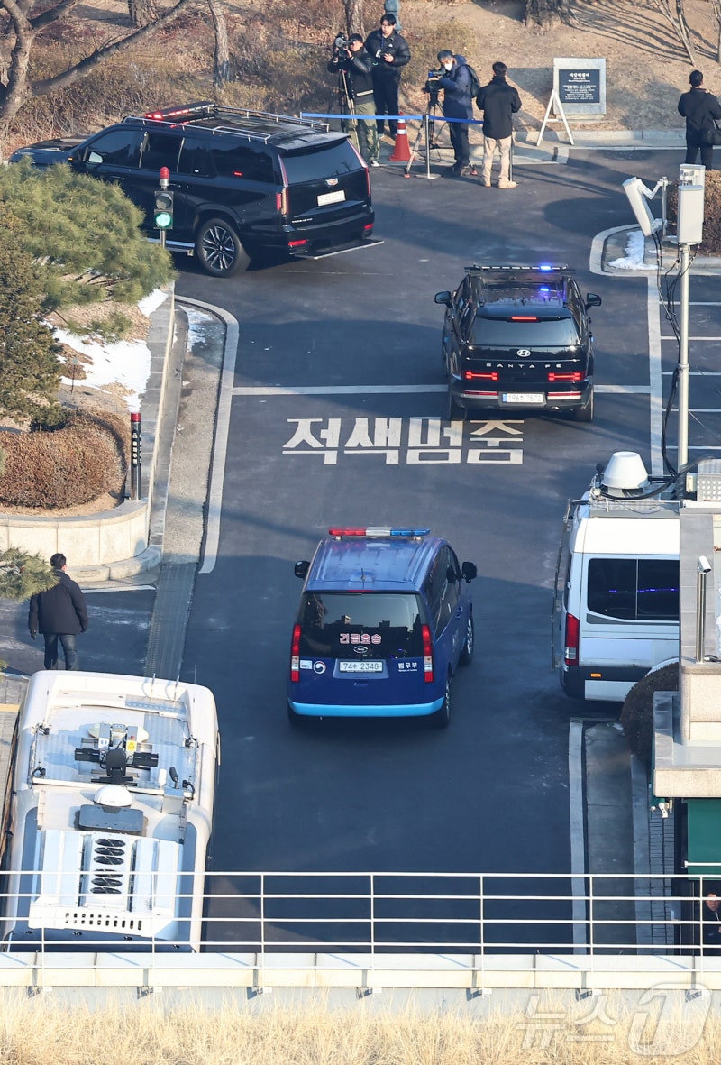 헌재 도착한 尹 <b>호송차량</b>