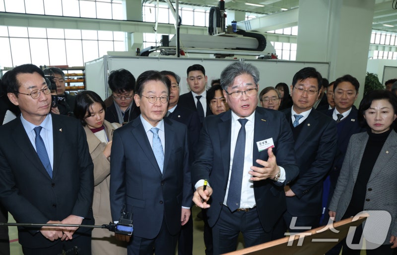 <b>수출기업 현장</b> 둘러보는 <b>이재명 대표</b>