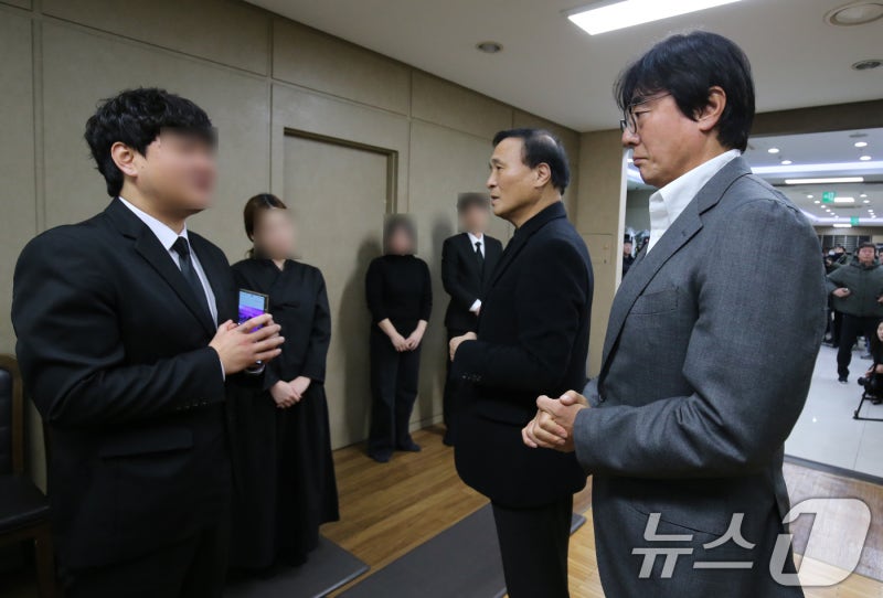 <b>김하늘</b>양 빈소 찾은 <b>황선홍 감독</b>