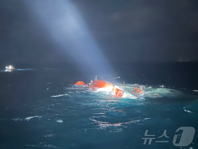 서귀포 해상서 <b>어선 전복</b>…한국인 선장·외국인 선원 등 5명 구조(2보)