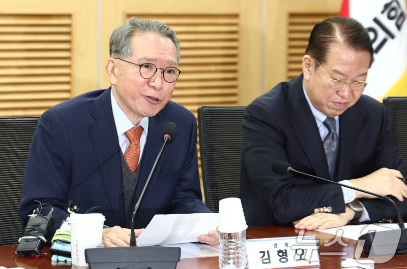 국회 온 <b>김형오 전 국회의장</b>