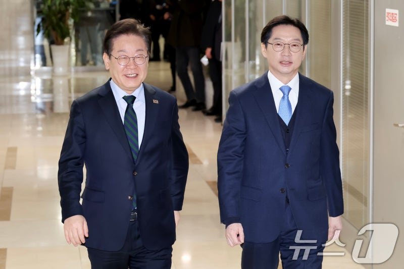 <b>이재명</b>·<b>김경수</b>, 당 <b>통합</b>에는 공감했다…개헌에서는 이견