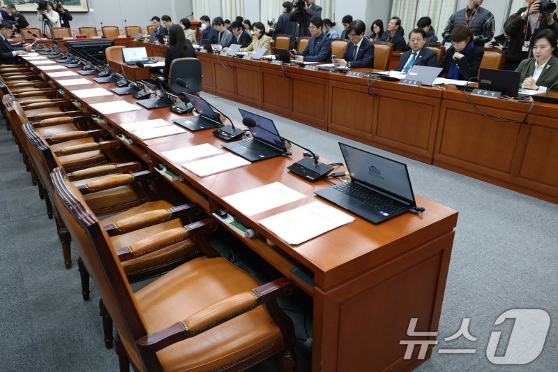 여당 불참한 <b>국회 운영위</b>