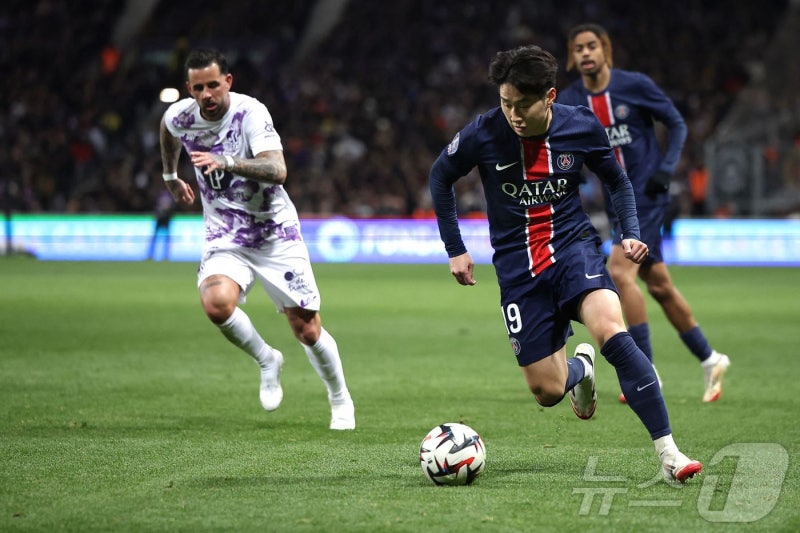 [포토] <b>툴루즈</b>와 <b>경기</b>서 드리블하는 <b>PSG</b>의 <b>이강인</b>