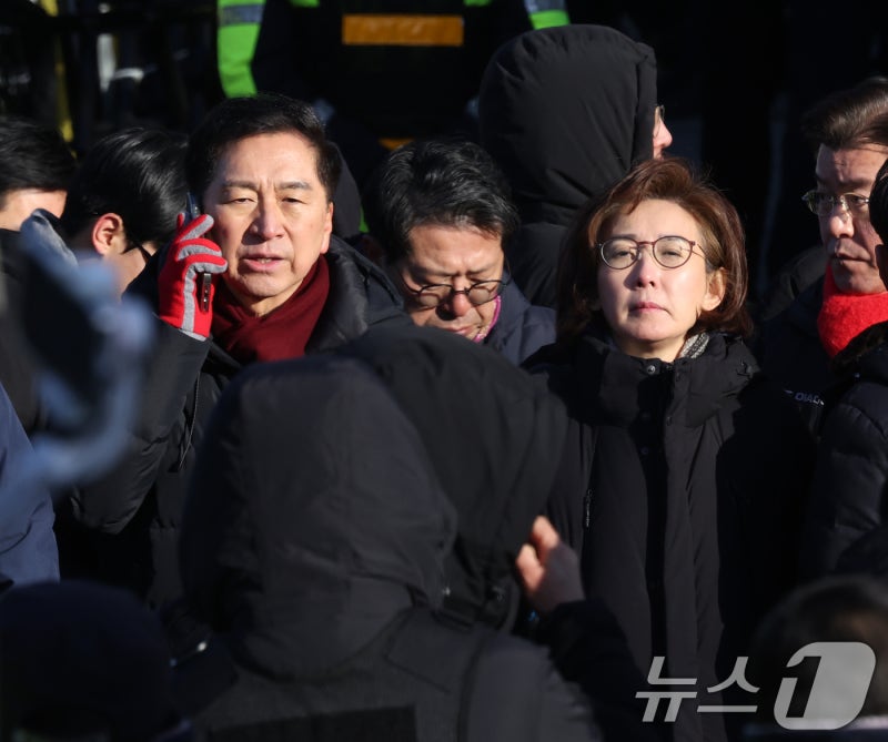 與의원 30여명 "문형배 사퇴하라"…<b>헌재</b> 앞 기자회견(종합)