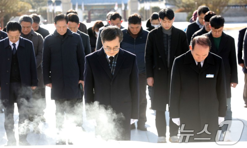 <b>김동연</b> "<b>노무현</b>의 부채 상속자 되겠다…다음 대통령은 3년 단임"