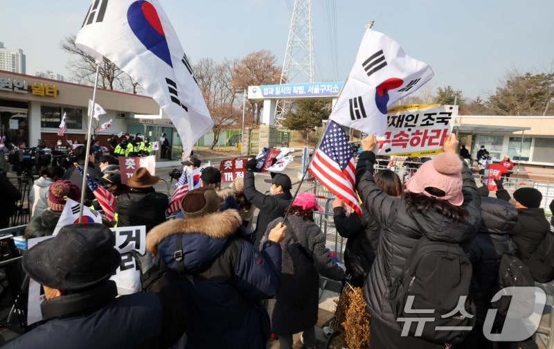 <b>서울구치소</b> 앞 尹<b>지지자</b>·<b>면회객 충돌</b>…태극기로 때리고 밀치고