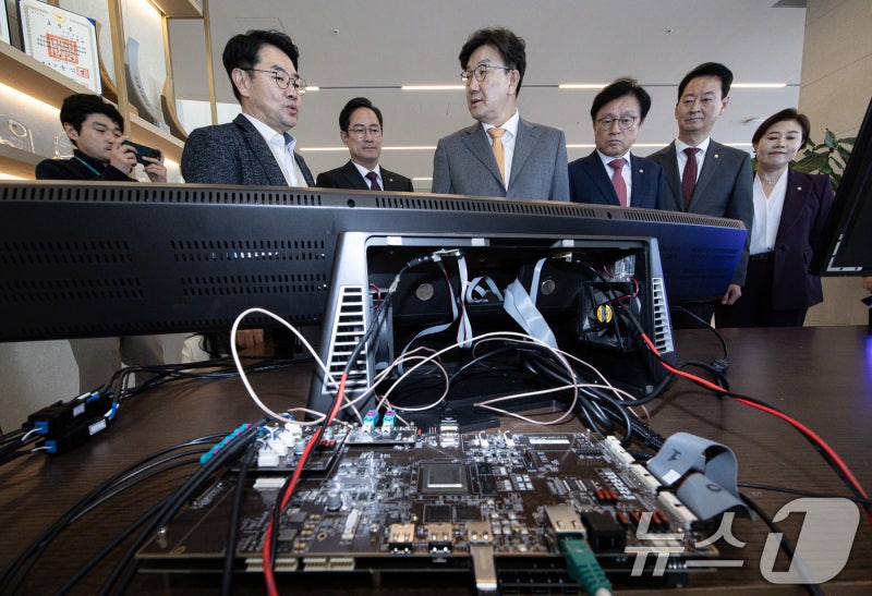 <b>권성동</b> "野<b>반도체법</b>, 탕수육 주문했는데 단무지만 주는 꼴"