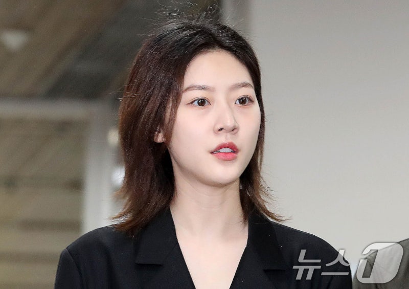 "故 <b>김새론</b>, 알바 중 '오해했다' 사과 쪽지 받고 옥상 올라가 한참 <b>오열</b>...