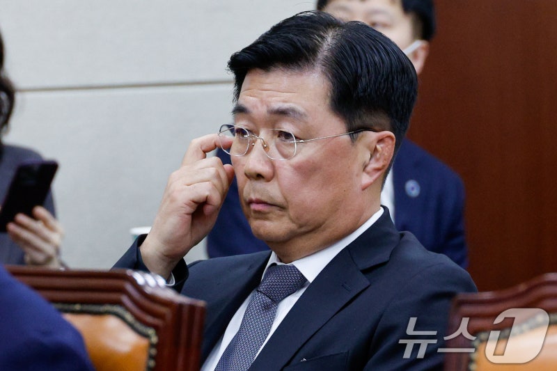 '체포 <b>메모</b>' 들고 헌재 온 <b>홍장원</b> "국정원 CCTV 공개 적절한 시점인가"