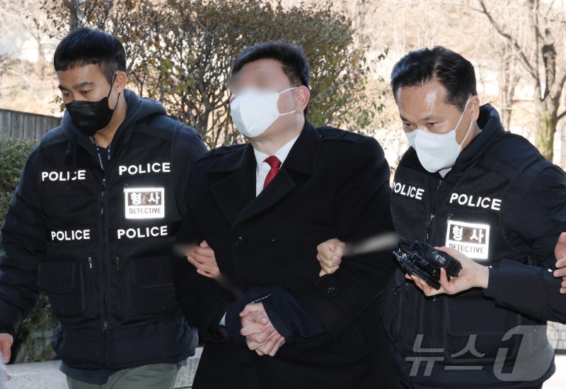 '<b>캡틴아메리카</b>' 복장 尹 지지자, <b>미국</b> 오간 적도 없었다
