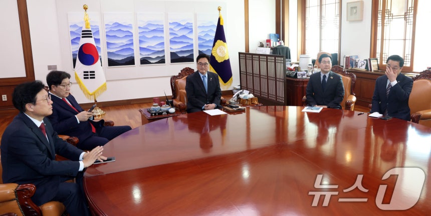 Woo Won-shik, Speaker of the National Assembly, presides over a meeting of the floor leaders of the ruling and opposition parties at the National Assembly in Yeouido, Seoul, on the morning of the 26th. (Joint Coverage) February 26, 2025 / News1 ⓒ News1 Lee Kwang-ho