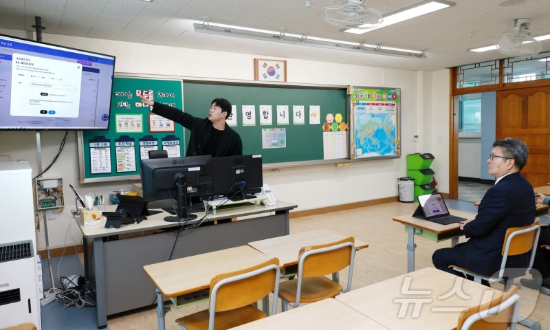 <b>오석환 차관</b>, AI 교과서 도입 대비 <b>학교</b> <b>인프라</b> 점검