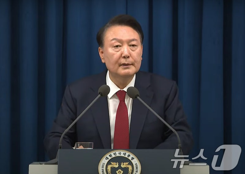 '비상계엄' 韓 <b>민주주의</b>지수 10단계 뚝…'<b>결함</b>있는 <b>민주주의</b>'