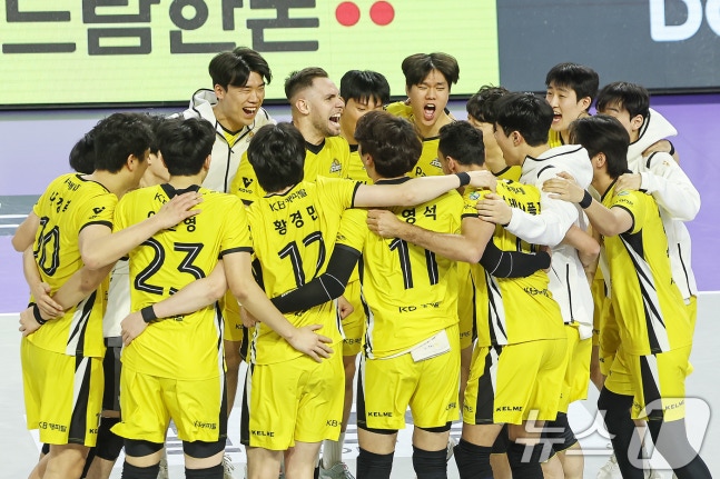 '2위 경쟁 계속' KB, 한국전력 꺾고 9연승…대한항공 추격