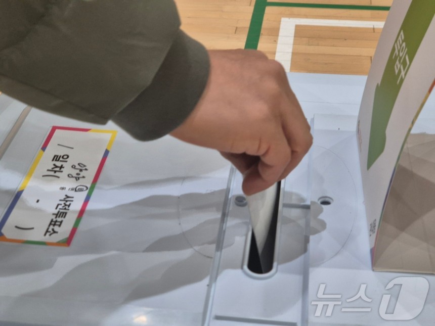 選民在選票框中(新聞1 db)ⓒ新聞1 Yoon Wang -Geun