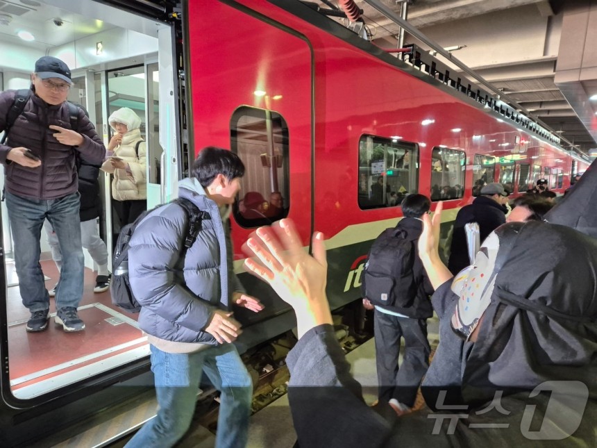 新年第一天EUL的第一天,從釜山(Bujeon Station)開始的ITX-Mind 1252火車正在進入Gangneung Station平台。2025.1.1/News 1ⓒNews1 Yoon Wang -Geun