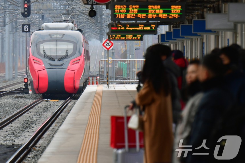 在農曆新年假期的27日,返回的客人正在等待ITX火車到Donghae線上的Gangneung Line。1月1日,東海火車從釜山完全開放到甘納。2025.1.27/新聞1ⓒ