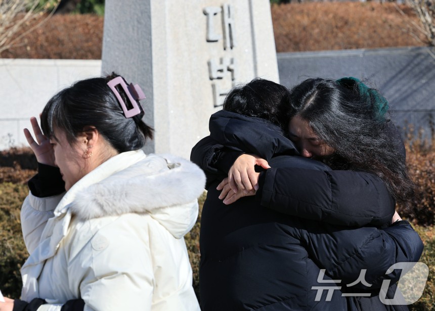在第23屆,在最高法院的西奧納(Seocho -daero)面前,西奧哥(Seocho -Gu),首爾(Seocho -Gu),首爾(首爾)的受害者,他在新聞發布會上完成了關於最高法院對米奇(Michu -Gu)判刑的結果的新聞發布會,互相安慰。2025.1.23/news1ⓒ新聞1公園榮格