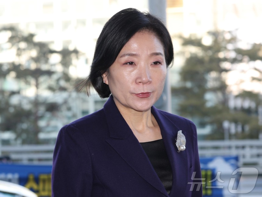 哦，中小型風險業務（中和中）的大臣哦，喬（Joo -Joo）到達仁川機場2號航站樓，在24日訪問了仁川機場的中小型Venture Business Duty Shop。2025.1.24/news1ⓒ新聞1誇恩·亨-Jin