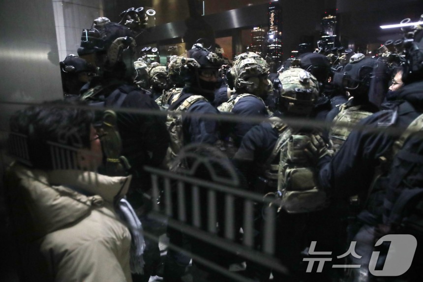 Yoon Seok總統宣布了緊急世界,武術部隊和議會官員試圖在早晨4日在首爾的Yeouido國民議會主議會的主辦公室前進入地面.2024.12.4/news1ⓒ新聞1記者Lee Kwang -Ho