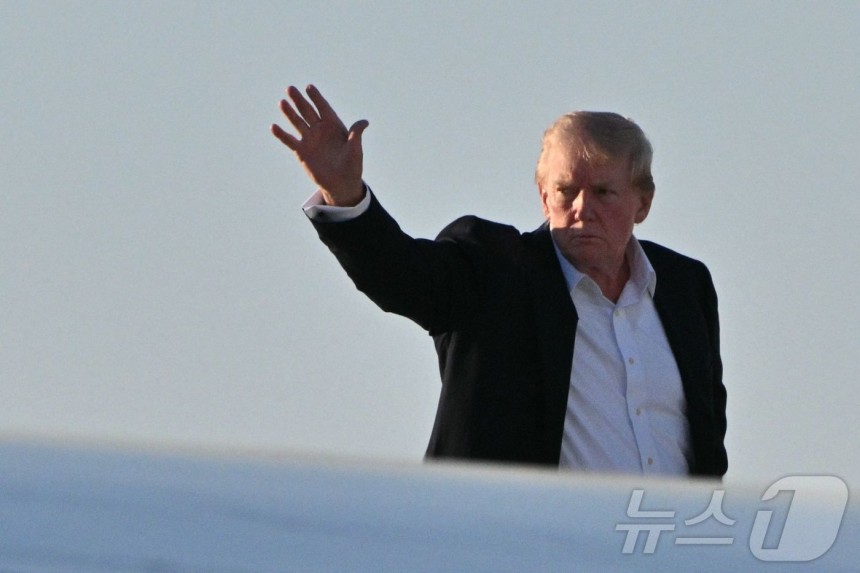 美國總統唐納德·特朗普（Donald Trump）在佛羅里達州西棕櫚灘的棕櫚灘國際機場的第二個（當地時間）返回華盛頓。2025.03,03ⓒafp = news1ⓒ新聞1 udonmyeong記者