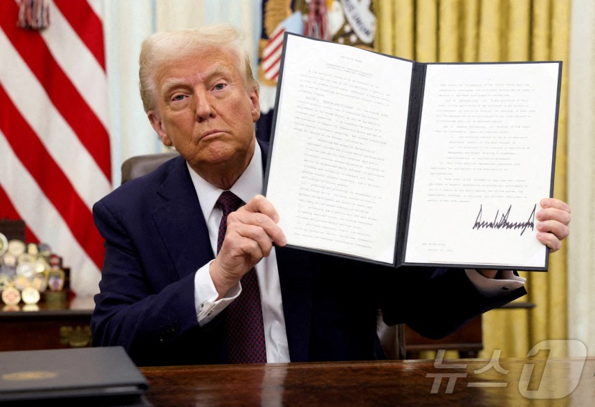 美國總統唐納德·特朗普（Donald Trump）於1月23日（當地時間）在華盛頓特區的白宮辦公室簽署了與加密貨幣有關的行政命令後簽署了一份文件。ⓒ路透社= news1ⓒ新聞1通訊員ryu jung -min