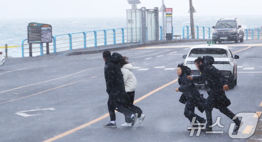 9日下午，遊客距離濟州市的延達沿海道路一步。2025.1.9/news1ⓒnews1 oh hyun -ji記者