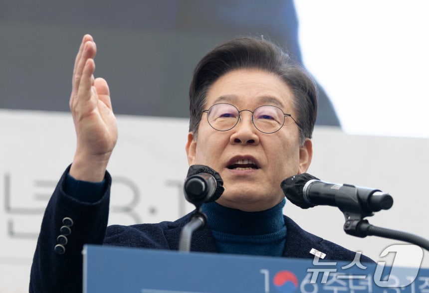 Lee Jae-myung, leader of the Democratic Party, delivers a speech at the National Rally urging the removal of President Yoon Suk-yeol, held at Anguk-dong intersection in Jongno-gu, Seoul on the afternoon of the 1st. March 1, 2025/News1 ⓒ News1 Reporter Lee Seung-bae