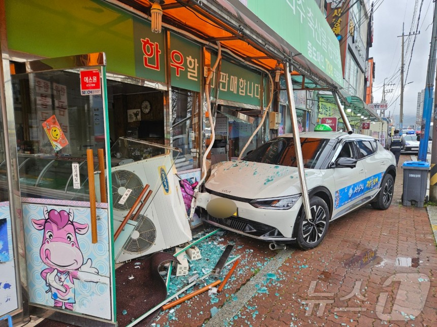在第三局的下午1點左右，一輛出租車衝進了Jeongnamjin Toyo Market，Jangheung -eup，Jeonnam和Restaurant Glass牆的一條道路上的建築物（由Jangheung警察局提供）。
