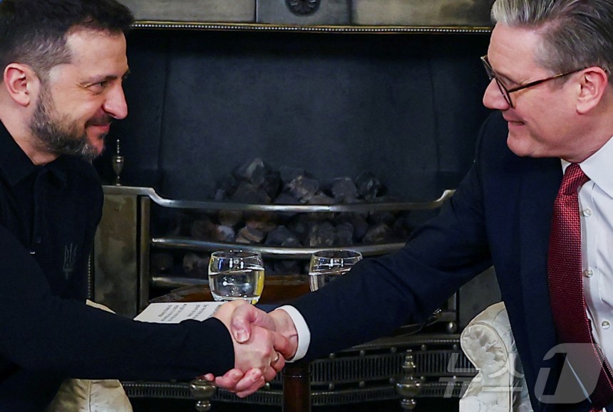 烏克蘭總統Bolodimir Zel Renski總統（左）與英國首相Kirkstarmer握手，在第10任總理倫敦Duning的住所。ⓒreuters = news1ⓒ新聞1 udonmyeong記者