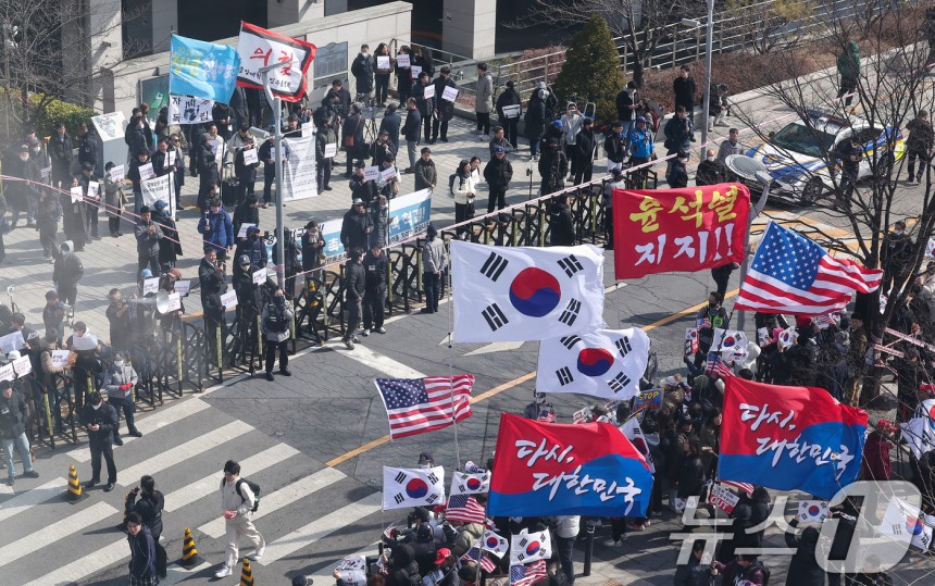 在第三名中，總統Yoon Seok -yeol的彈each和Semi -rally在首爾的Dongjak -Gu的Chung -Ang University的大門舉行。2025.3.3/news1ⓒ新聞1 Kim Sung -Jin