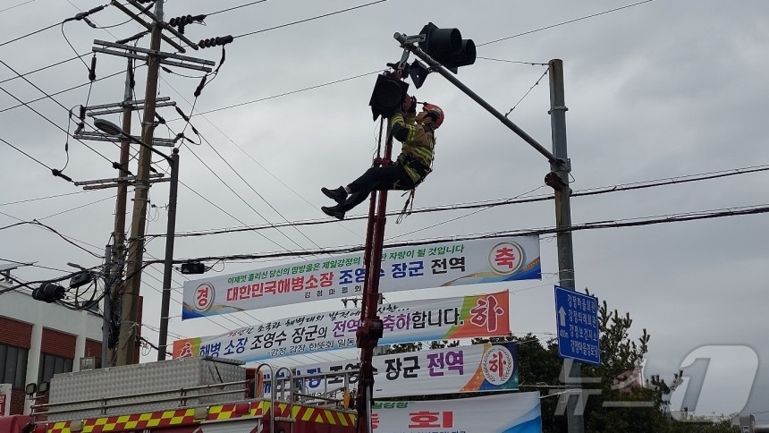 在第三名中，交通信號燈從Aewol -eup，Jeju -Si，Jeju Island和消防當局採取安全措施（由Jeju Fire Safety Safety Strapquarters提供）。