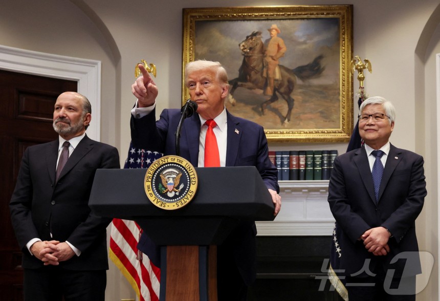 美國總統唐納德·特朗普(Donald Trump)宣布來自華盛頓特區TSMC的台灣半導體製造商的投資。右邊是Wiiser TSMC董事長兼首席執行官,霍華德·魯特尼克(Howard Rutnick)左側的左側