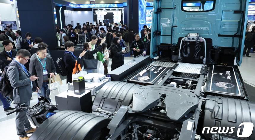 參觀三星SDI攤位的遊客參加了6點下午在首爾的Coex舉行的Inter Battery 2024，正在尋找電動卡車。2024.3.6/news1ⓒnews1記者jang soo -young