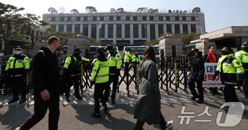경찰, 尹 <b>탄핵</b>심판 선고일에 헌재 인근 주유소 등 폐쇄 검토