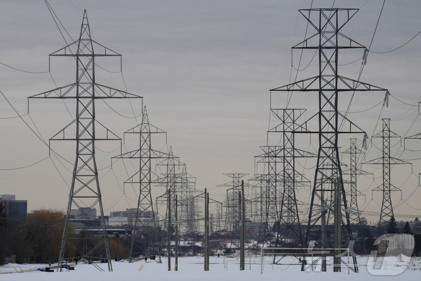 Transmission towers lined up in Toronto, Ontario, Canada on the 4th (local time). ⓒ Reuters=News1 ⓒ News1 Kim Ye-seul