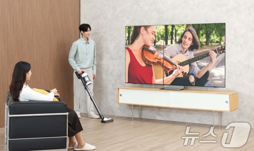 삼성전자는 한층 진화된 신규 AI 기능을 탑재한 2025년 AI TV 신제품의 사전 판매를 12일부터 시작한다고 밝혔다. 성전자 모델이 2025년형 AI TV 신제품 
