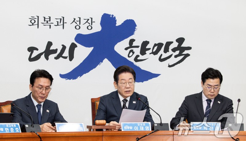 대선공약 방불 '20대 <b>민생</b>의제' 발표…<b>이재명</b> "좌우 다 보는 게 정치"