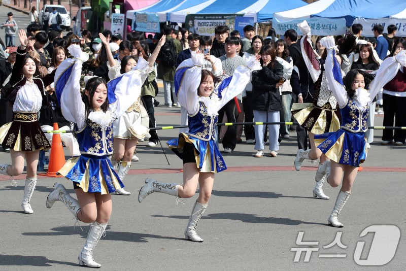 봄이 찾아 온 '<b>화이트데이</b>'…낮 최고 21도(종합)