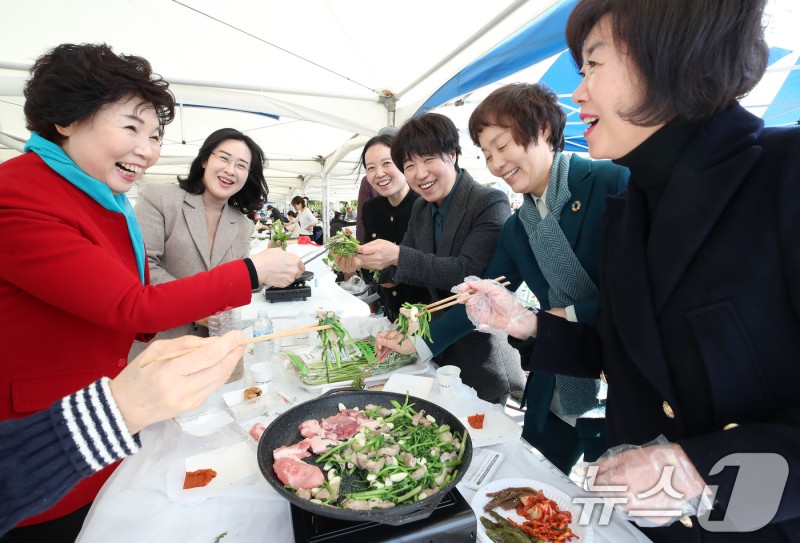 지금이 제철 '<b>미나리</b>·<b>삼겹살</b>'