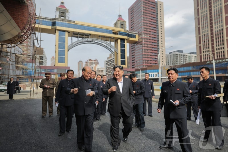 <b>김정은</b>, <b>화성지구</b> 3단계 <b>살림집</b> 시찰…"수도권 주택 문제 해결"