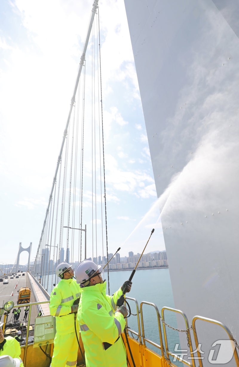 <b>광안대교</b> '시원한 <b>물청소</b>'