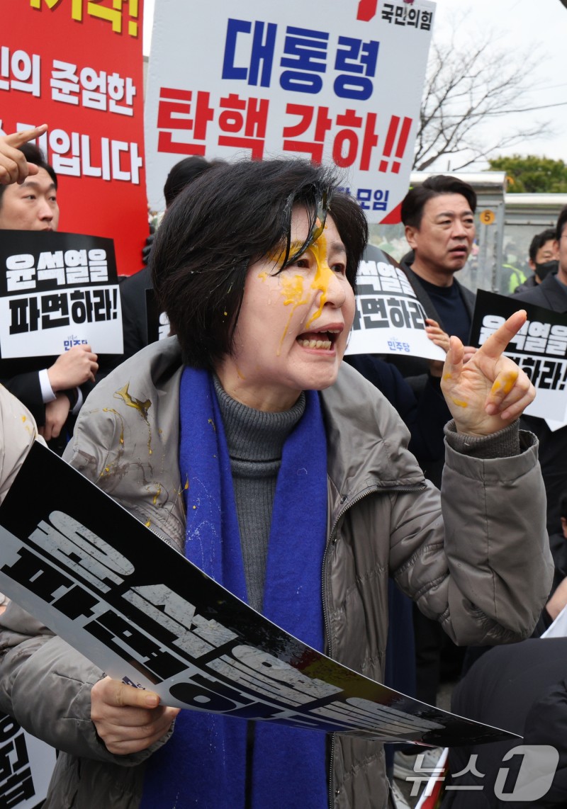 <b>계란 투척</b> 항의하는 <b>백혜련</b>