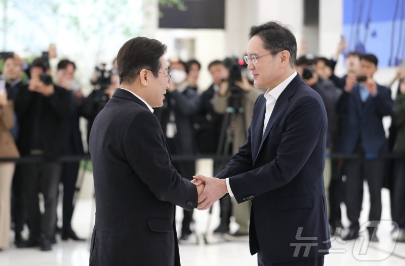 <b>이재명</b>·<b>이재용</b> 첫 <b>회동</b>…"삼성 잘돼야 투자자도 잘돼, 어려움 이겨내길...